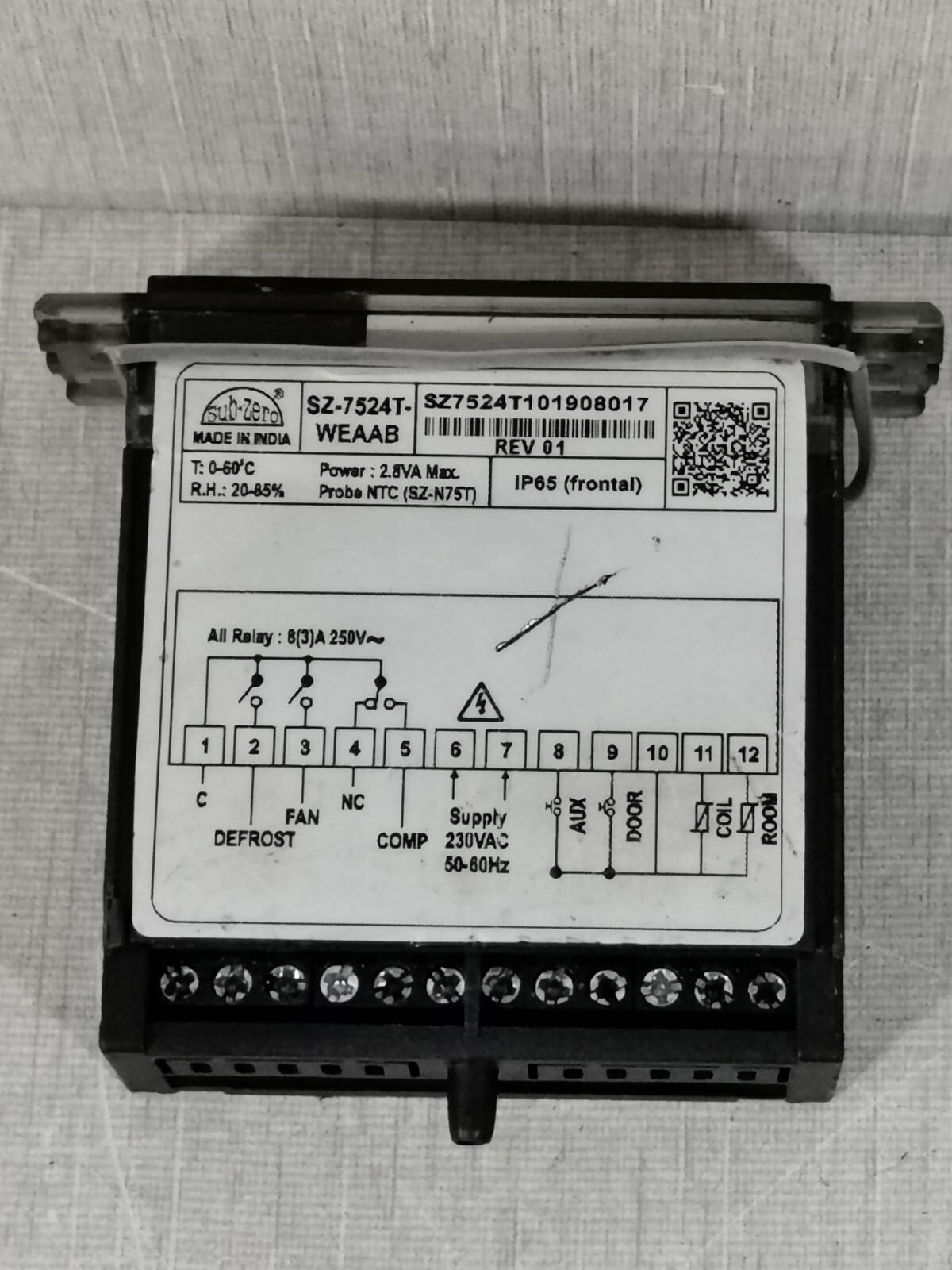 Unbranded SZ-7524T-WEAAB SZ-7524T-WEAAB REV 01 DIGITAL CONTROLLER 250VAC 7
