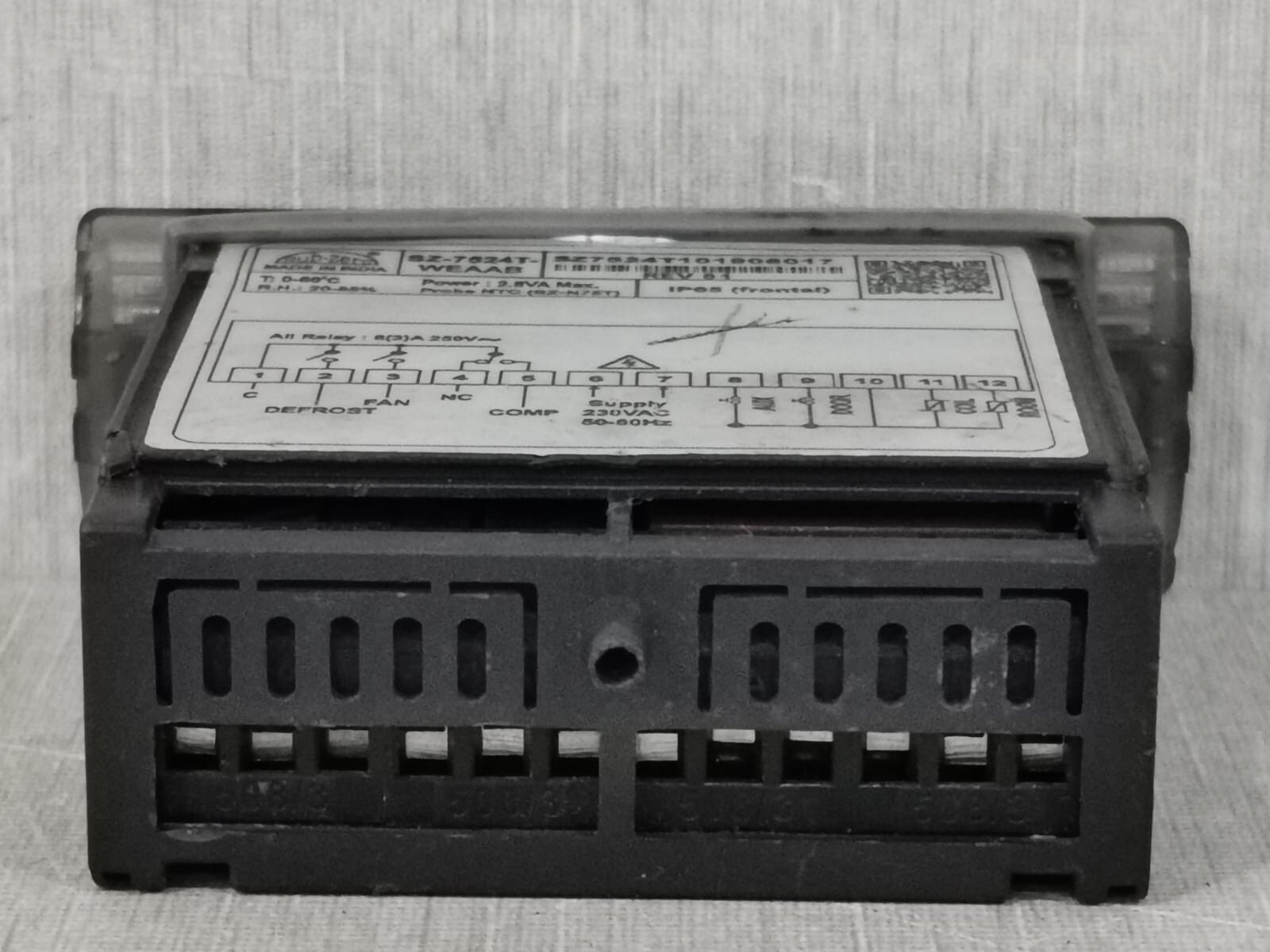 Unbranded SZ-7524T-WEAAB SZ-7524T-WEAAB REV 01 DIGITAL CONTROLLER 250VAC 9