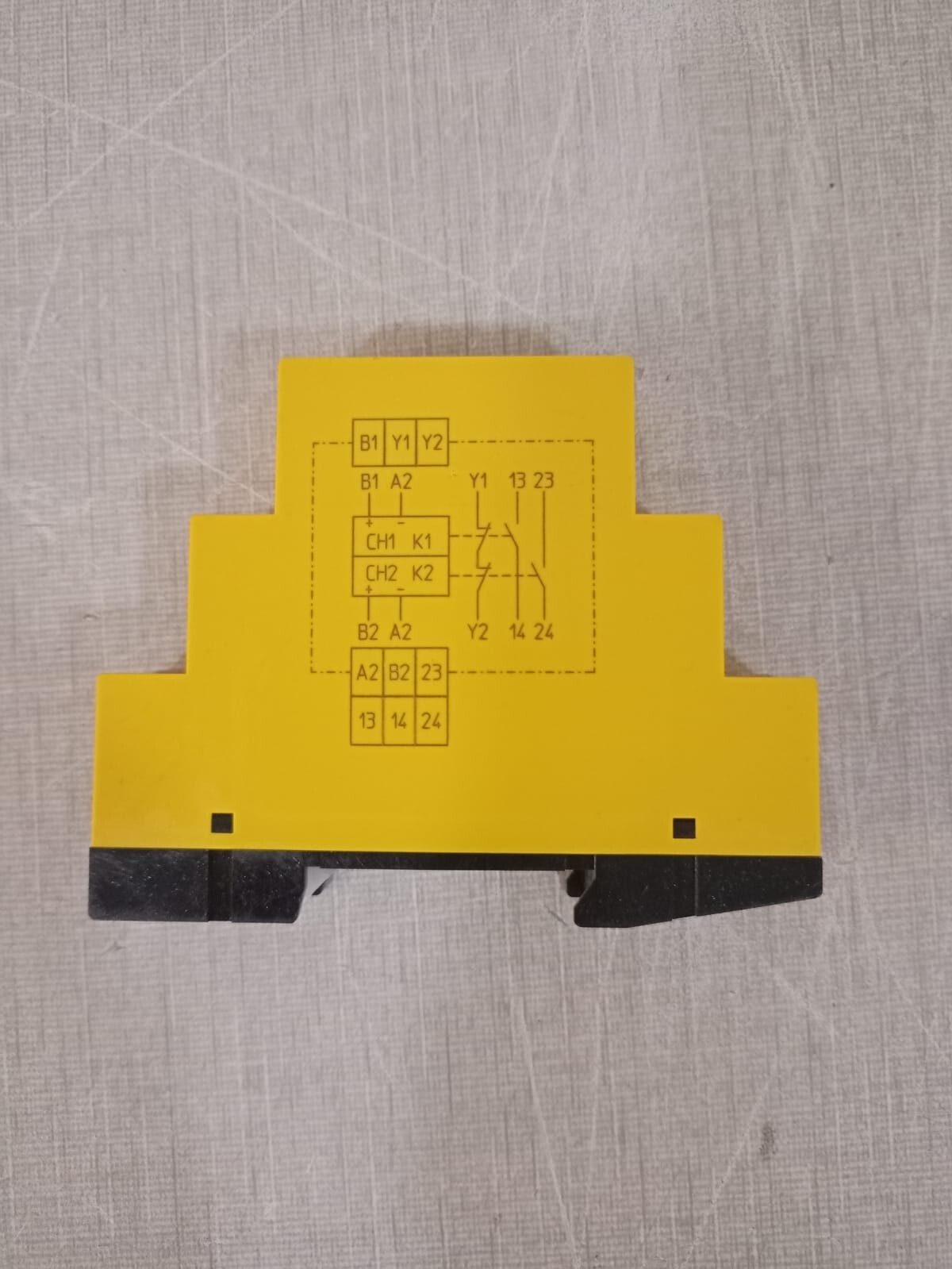 SICK UE12-2FG2D0 Sick UE12-2FG2D0 / UE12-2FG 1043917 Safety Extension Relay 4