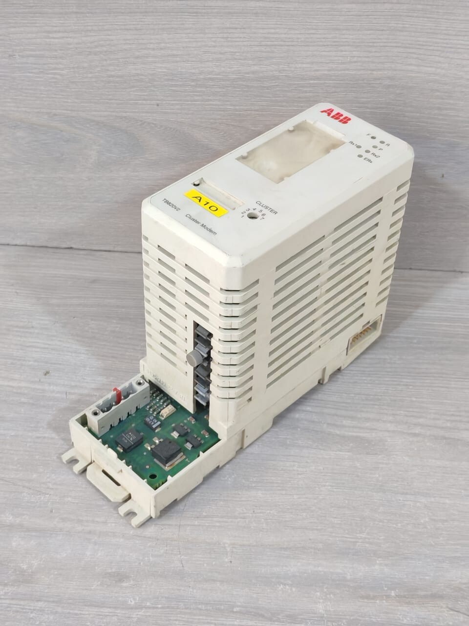 ABB 3BSE013208R1 ABB 3BSE013208R1 TB820V2 CLUSTER MODEM 3