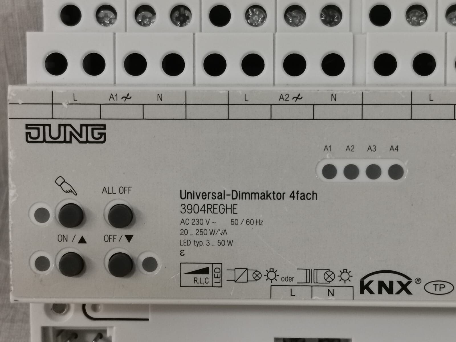 JUNG 3904 REGHE JUNG 3904REGHE UNIVERSAL-DIMMING ACTUATOR 4 -GANG 2