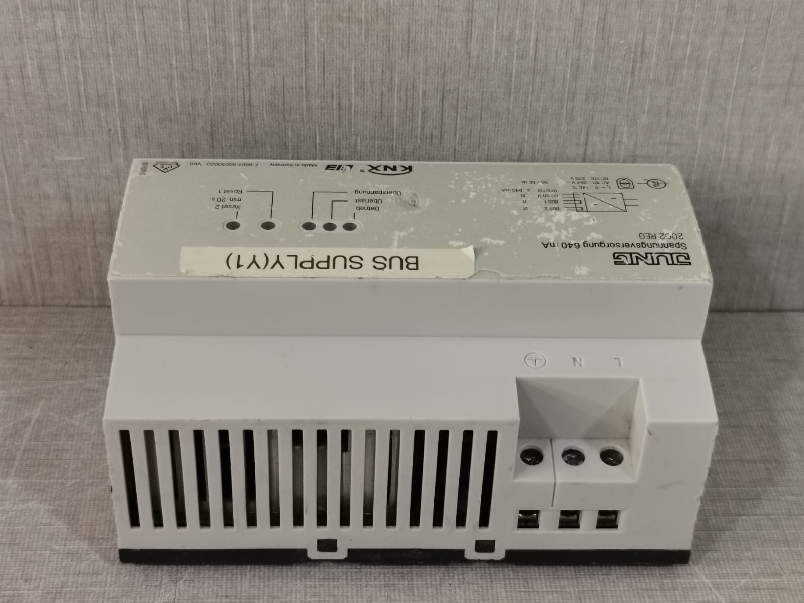 JUNG 2002 REG JUNG 2002REG KNX/EiB Power supply 640 mA 3