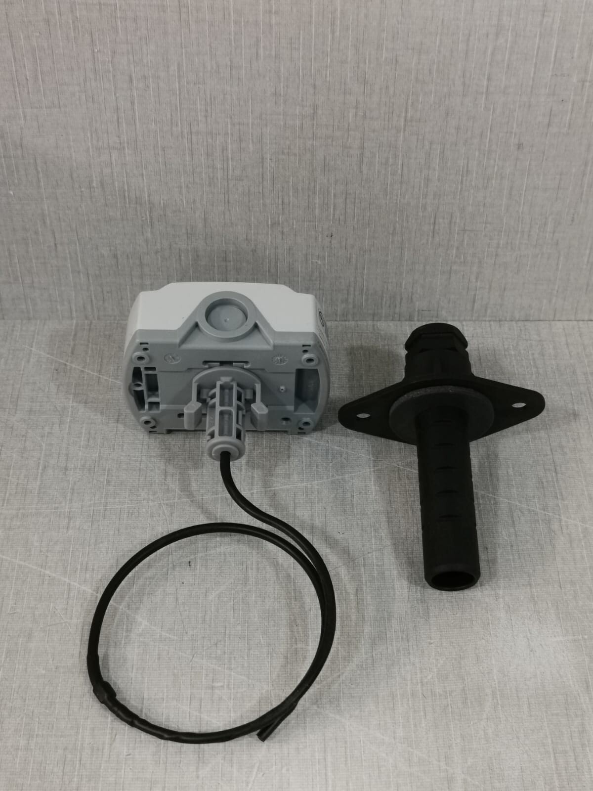 Siemens QAM2120.040 SIEMENS QAM2120.040 Duct Sensor LG - WITH FILTHY BOX 6