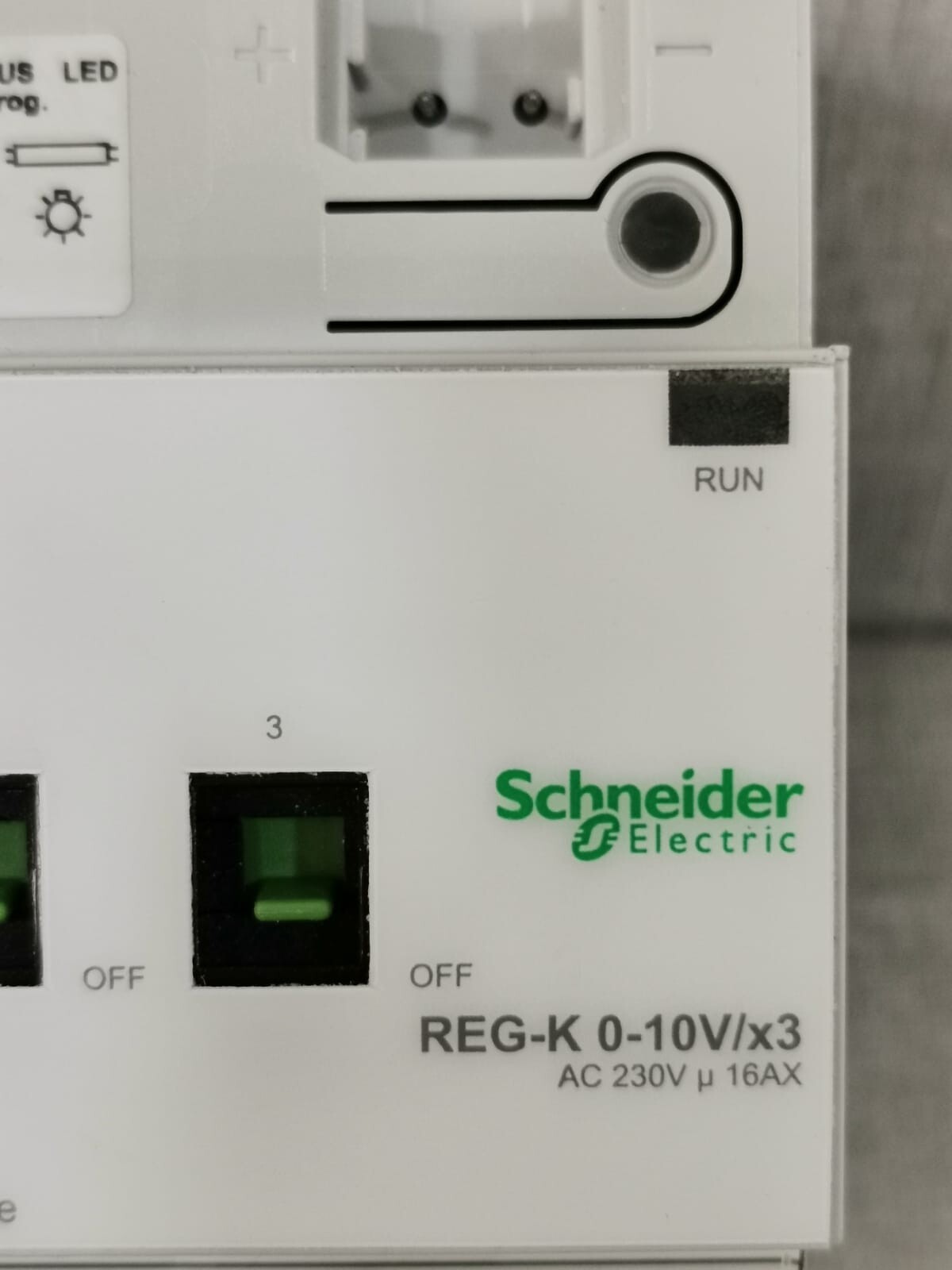 Schneider Electric MTN646991 Schneider Electric MTN646991 REG-K-0-10V/X3 CONTROL UNIT W/ MANUAL MODE 230V 3
