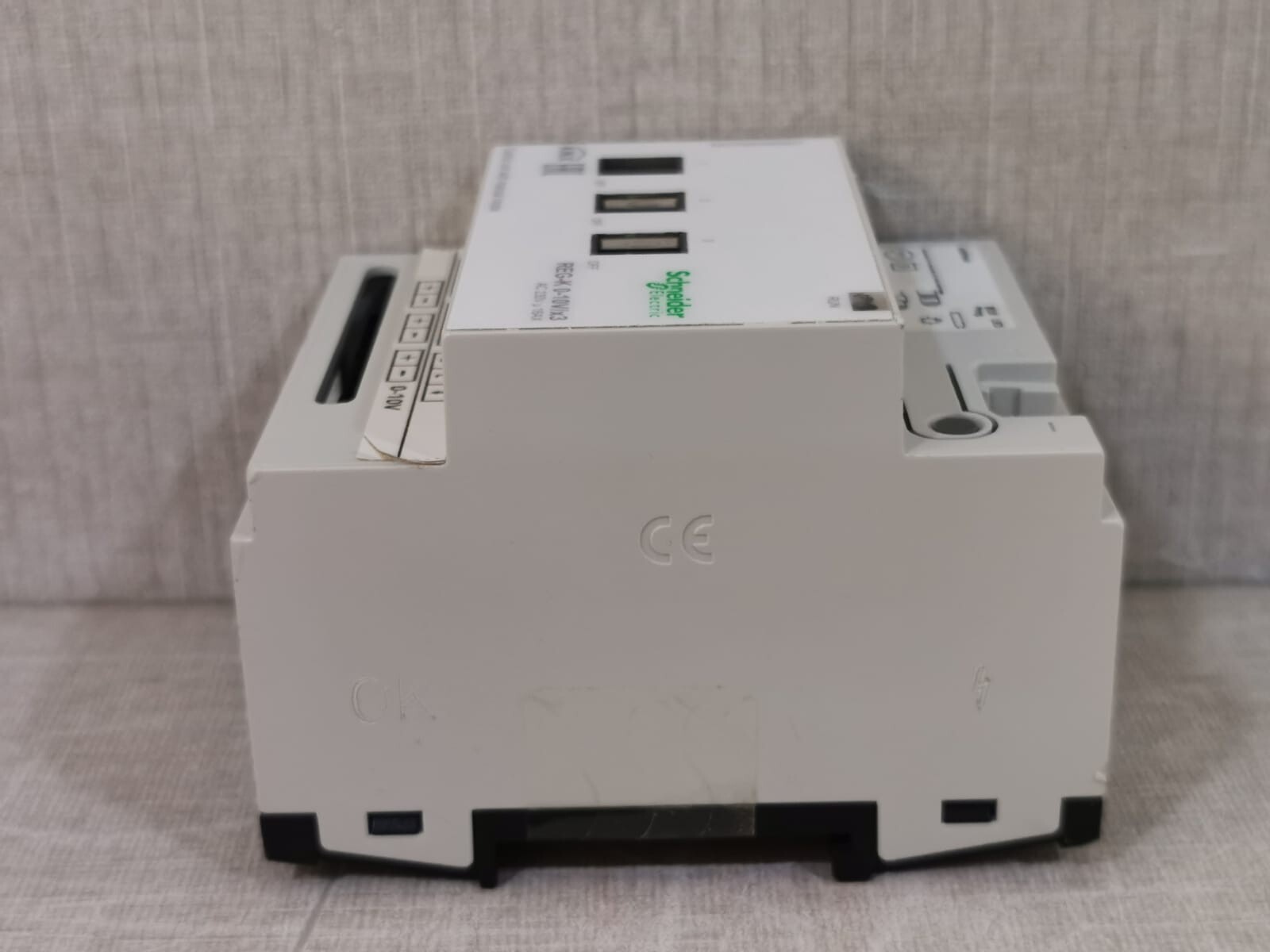 Schneider Electric MTN646991 Schneider Electric MTN646991 REG-K-0-10V/X3 CONTROL UNIT W/ MANUAL MODE 230V 8