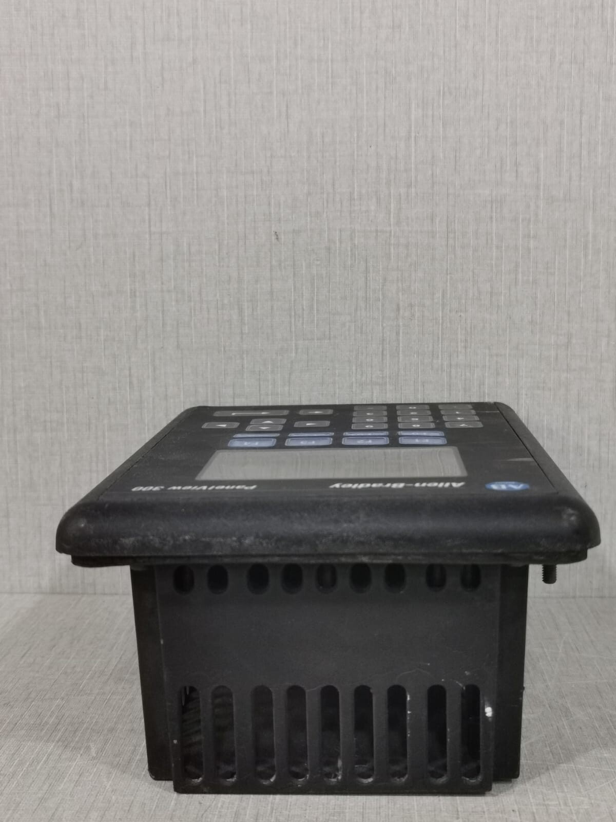 Allen-Bradley 2711-K3A17L1 ALLEN BRADLEY 2711-K3A17L1 SER. A REV.C F/W 4.20 24VDC .42A UNMP 5