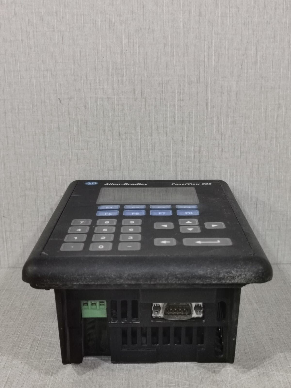 Allen-Bradley 2711-K3A17L1 ALLEN BRADLEY 2711-K3A17L1 SER. A REV.C F/W 4.20 24VDC .42A UNMP 6