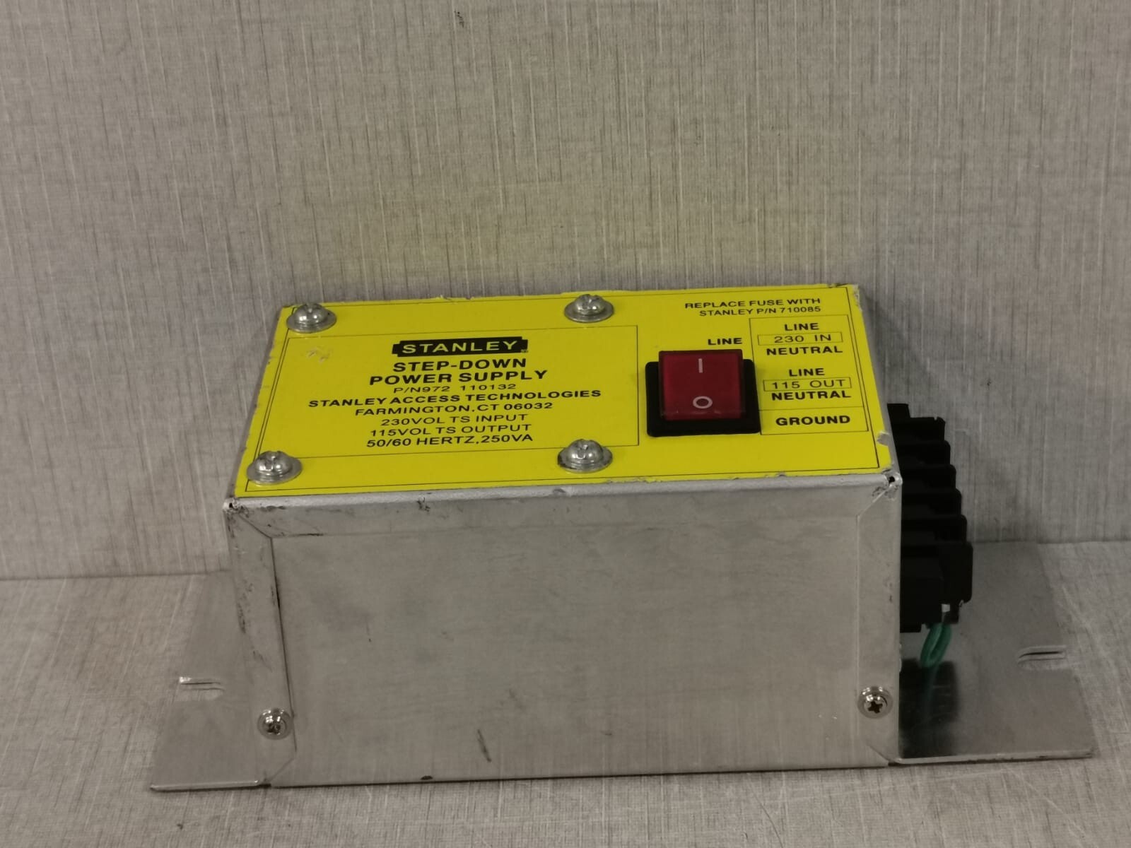 Stanley STEP-DOWN STANLEY STEP-DOWN POWER SUPPLY 972 110132 -230V/115V 50/60HERTZ,250VA 4