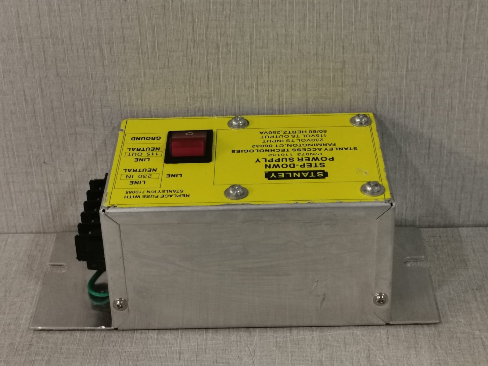 Stanley STEP-DOWN STANLEY STEP-DOWN POWER SUPPLY 972 110132 -230V/115V 50/60HERTZ,250VA 5