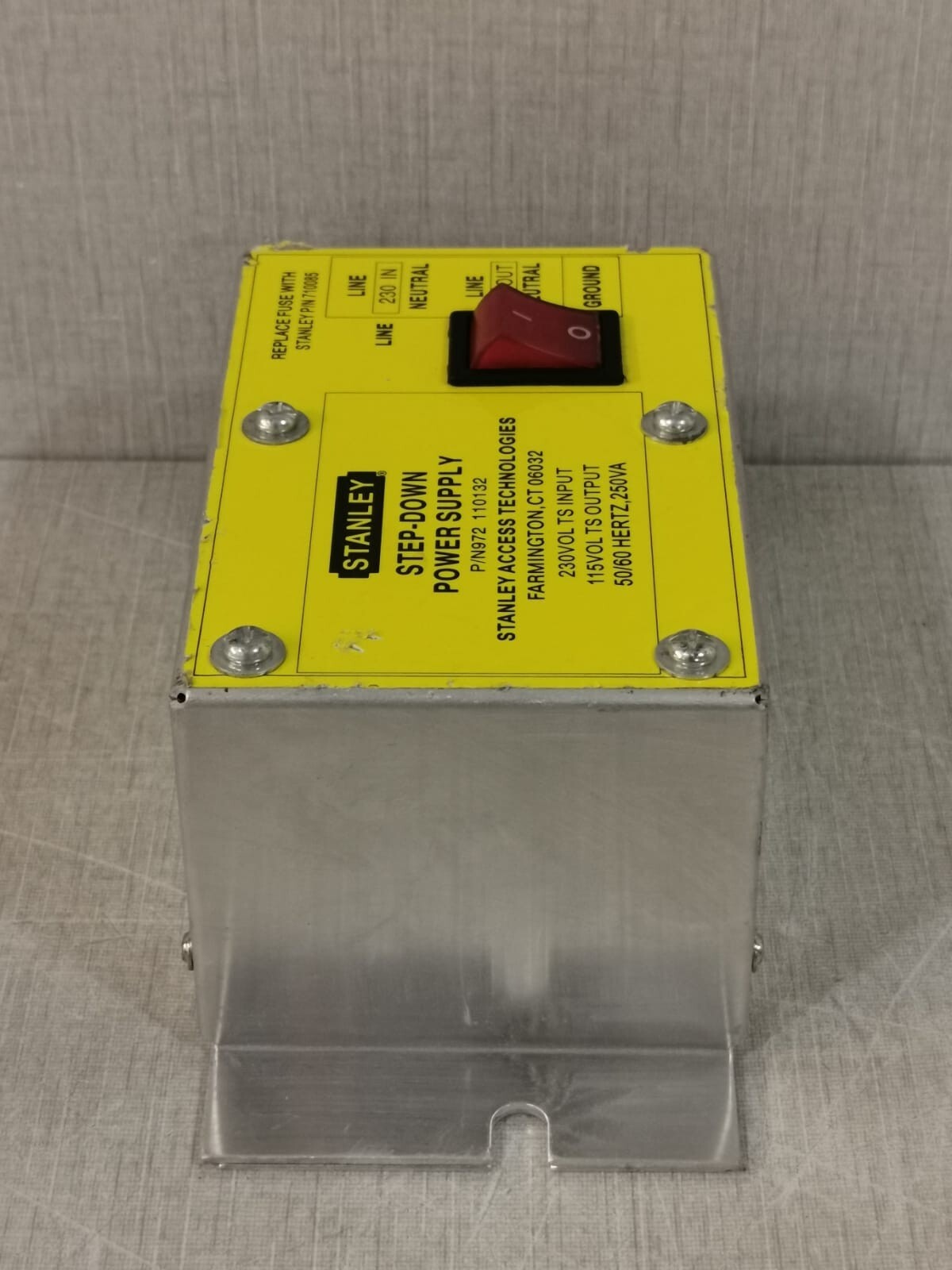 Stanley STEP-DOWN STANLEY STEP-DOWN POWER SUPPLY 972 110132 -230V/115V 50/60HERTZ,250VA 6