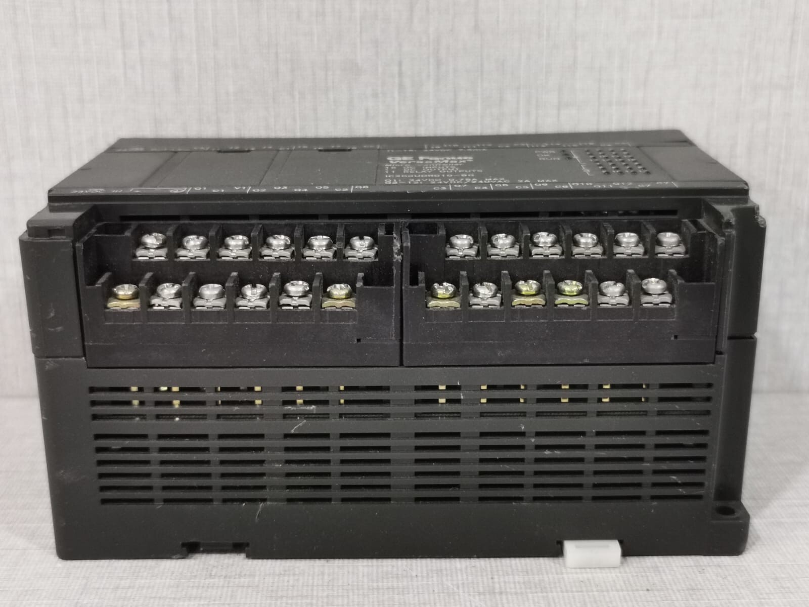 GE IC200UDR010-BG GE Fanuc Versamax IC200UDR010-BG Micro Controller 24VDC/240VAC Module 3