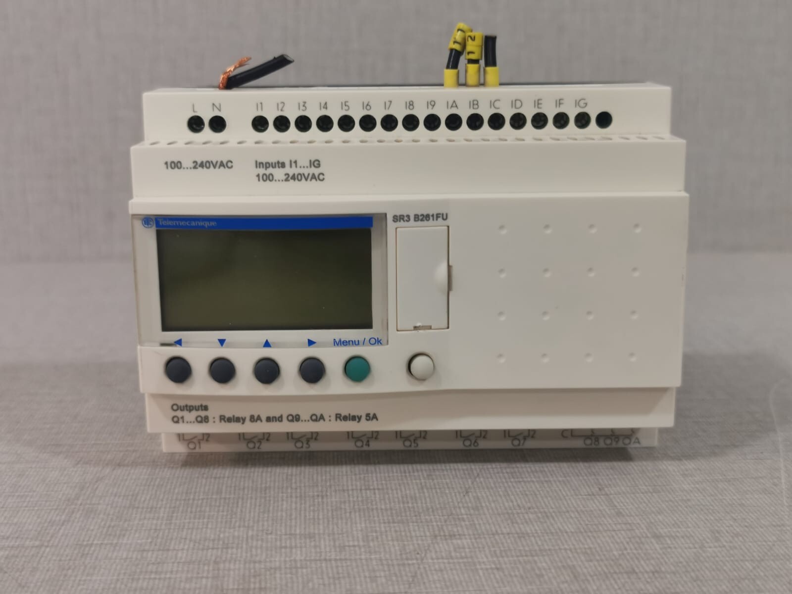 Schneider Electric SR3B261FU Schneider Electric Telemecanique SR3B261FU Modular Smart Relay 4