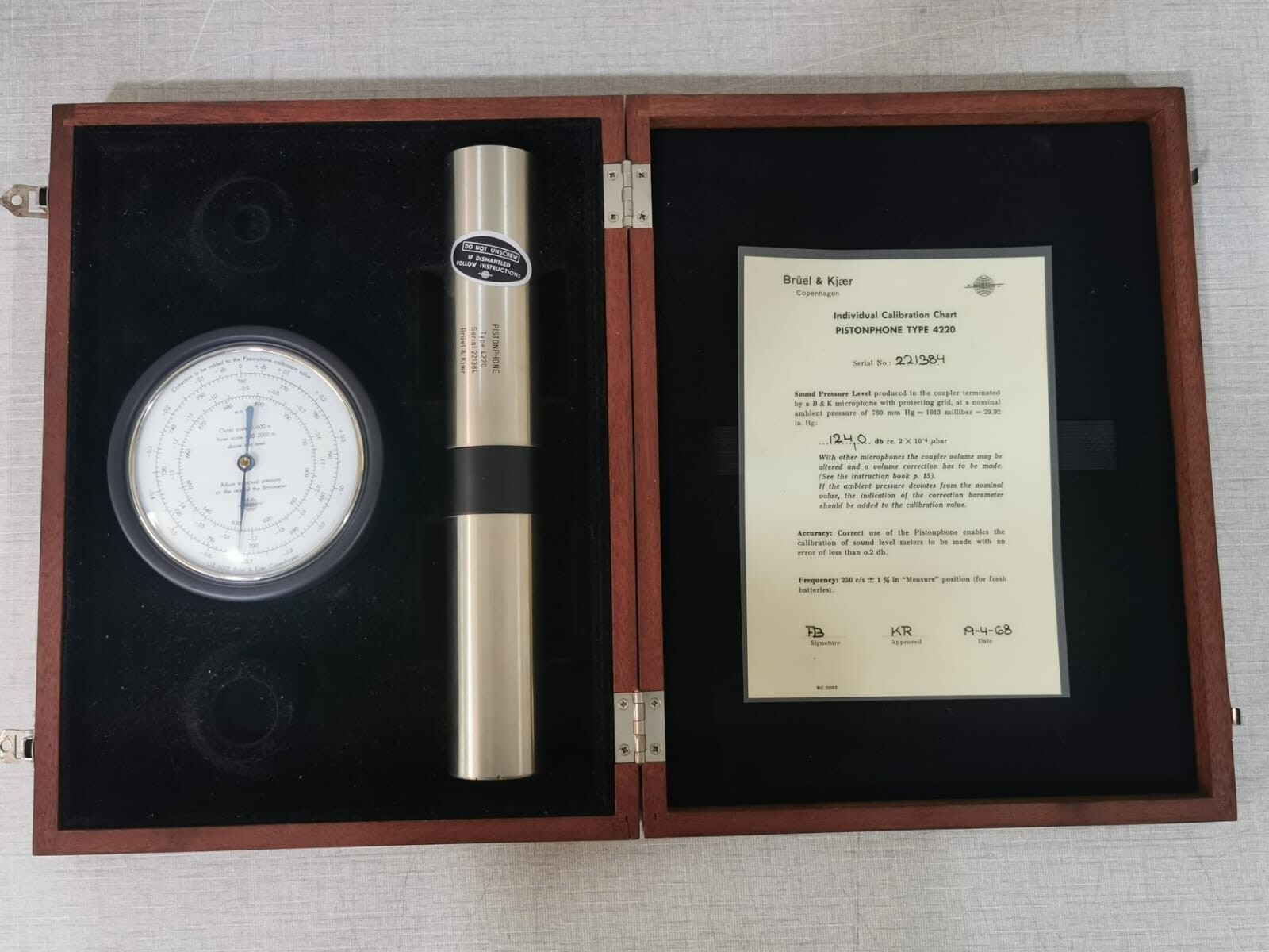 Brüel & Kjær 4220 Pistonphone With 124db Head - Sound Calibration Tool