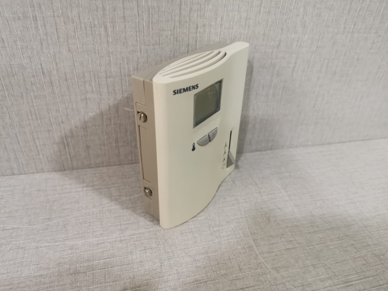Siemens RDF60.1 SIEMENS RDF60.1 Room Temperature Controller with LCD 9