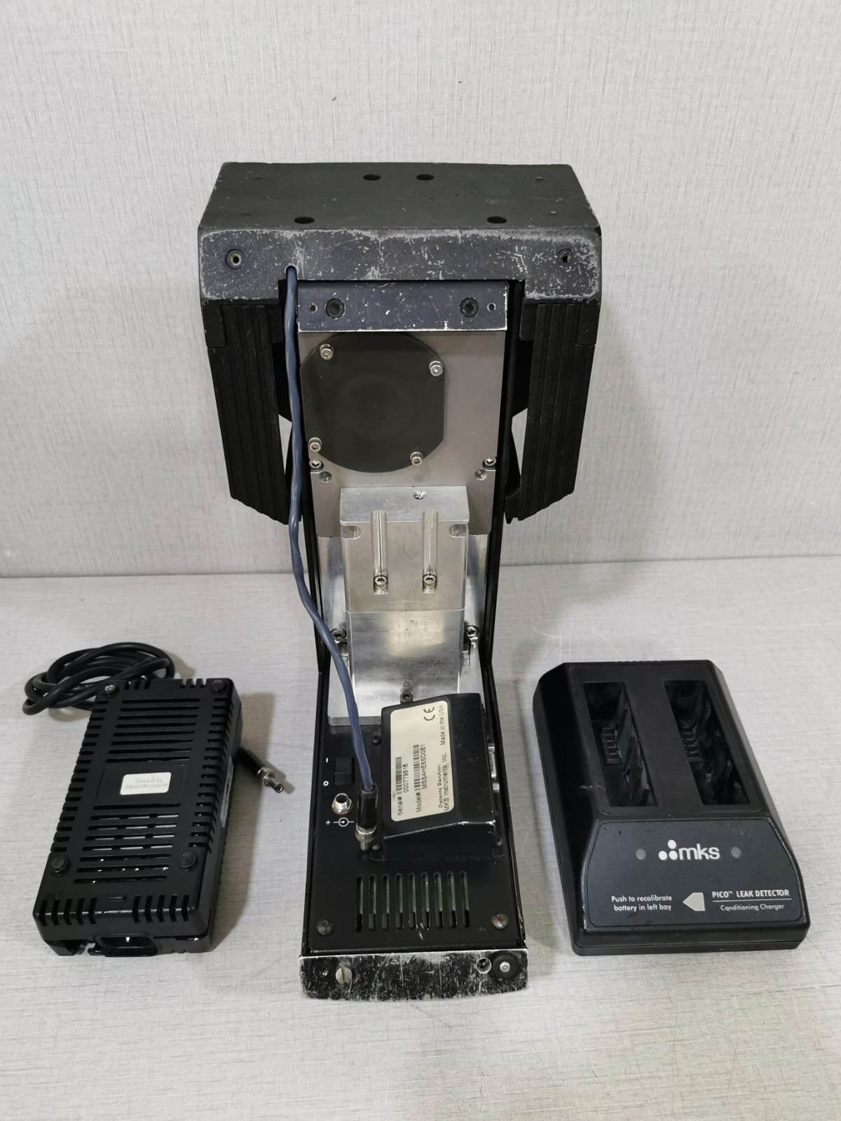 MKS MSSAHE6SD0B1 MKS PICO MSSAHE6SD0B1 Mass Spec Leak Detector - Missing 2 Chargeable Batteries 3