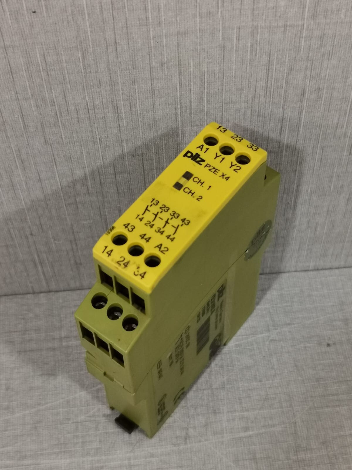 Pilz X4 PILZ PZE X4 24VDC 4S SAFETY RELAY 8
