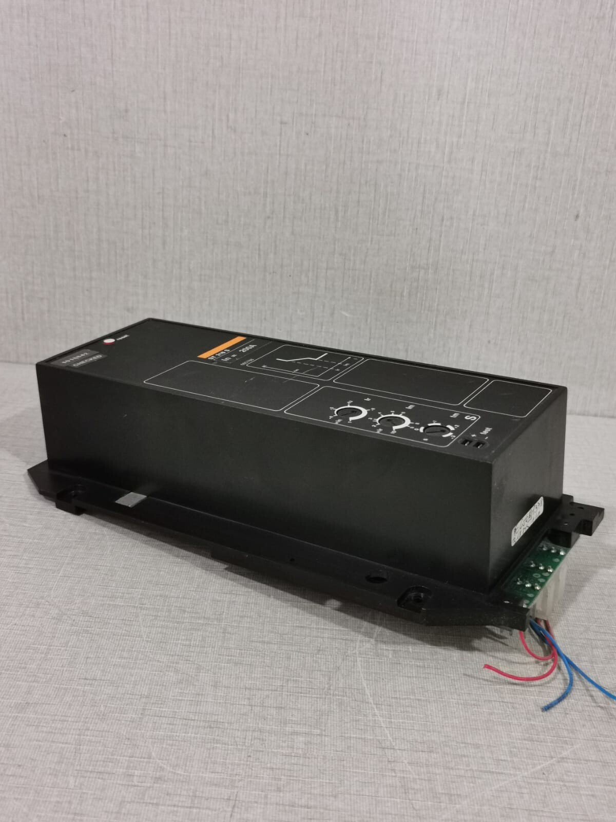 Schneider Electric ST-318 MERLIN GERIN ST318S ELECTRIC TRIP CONTROL CIRCUIT BREAKER ST 318 S IN=200A 5