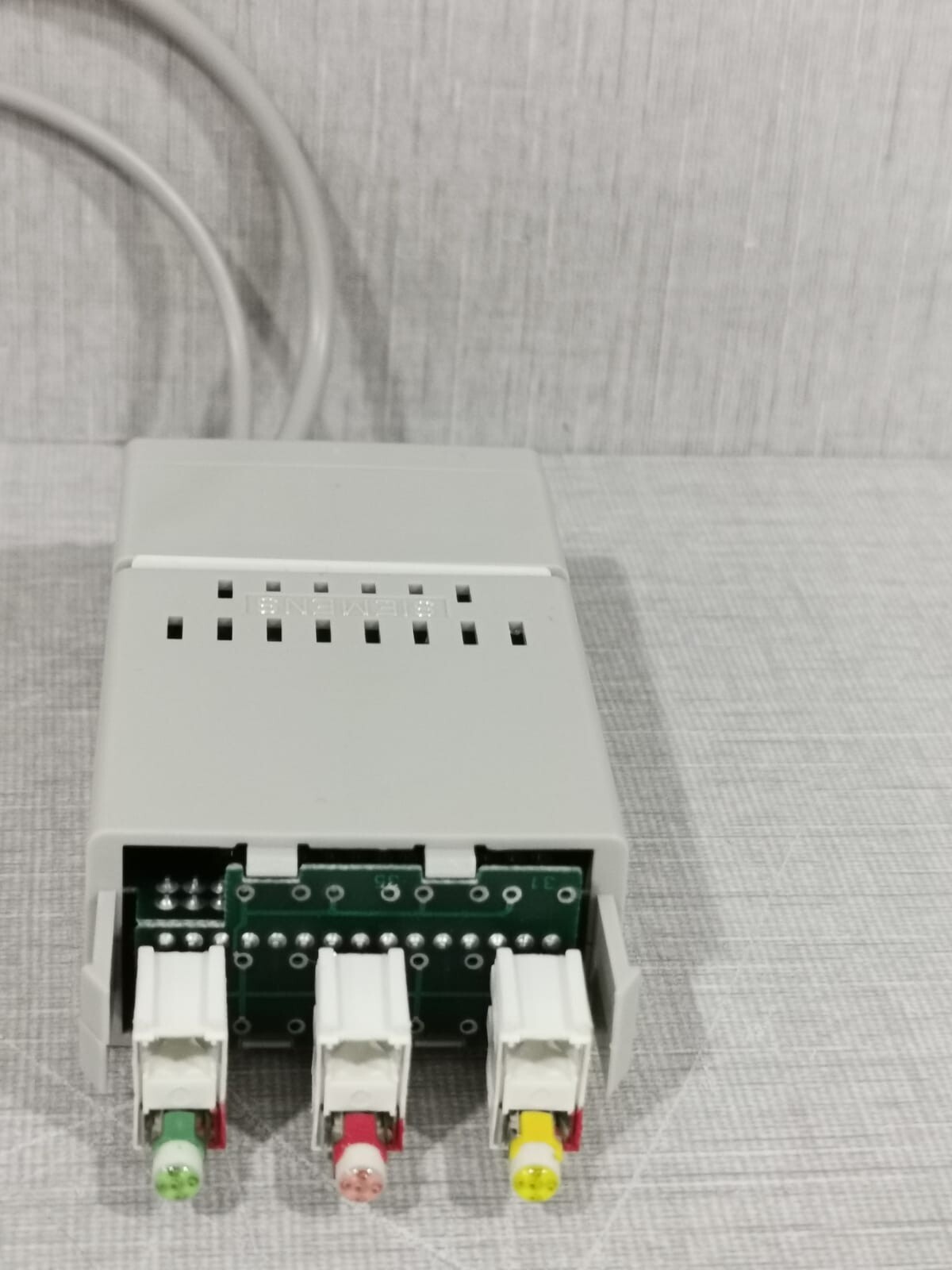 Siemens 6903-2XX03-1SF0 SIEMENS 8RU 6903-2XX03-1SF0 MOSAIK SYSTEM M CONNECTOR 4