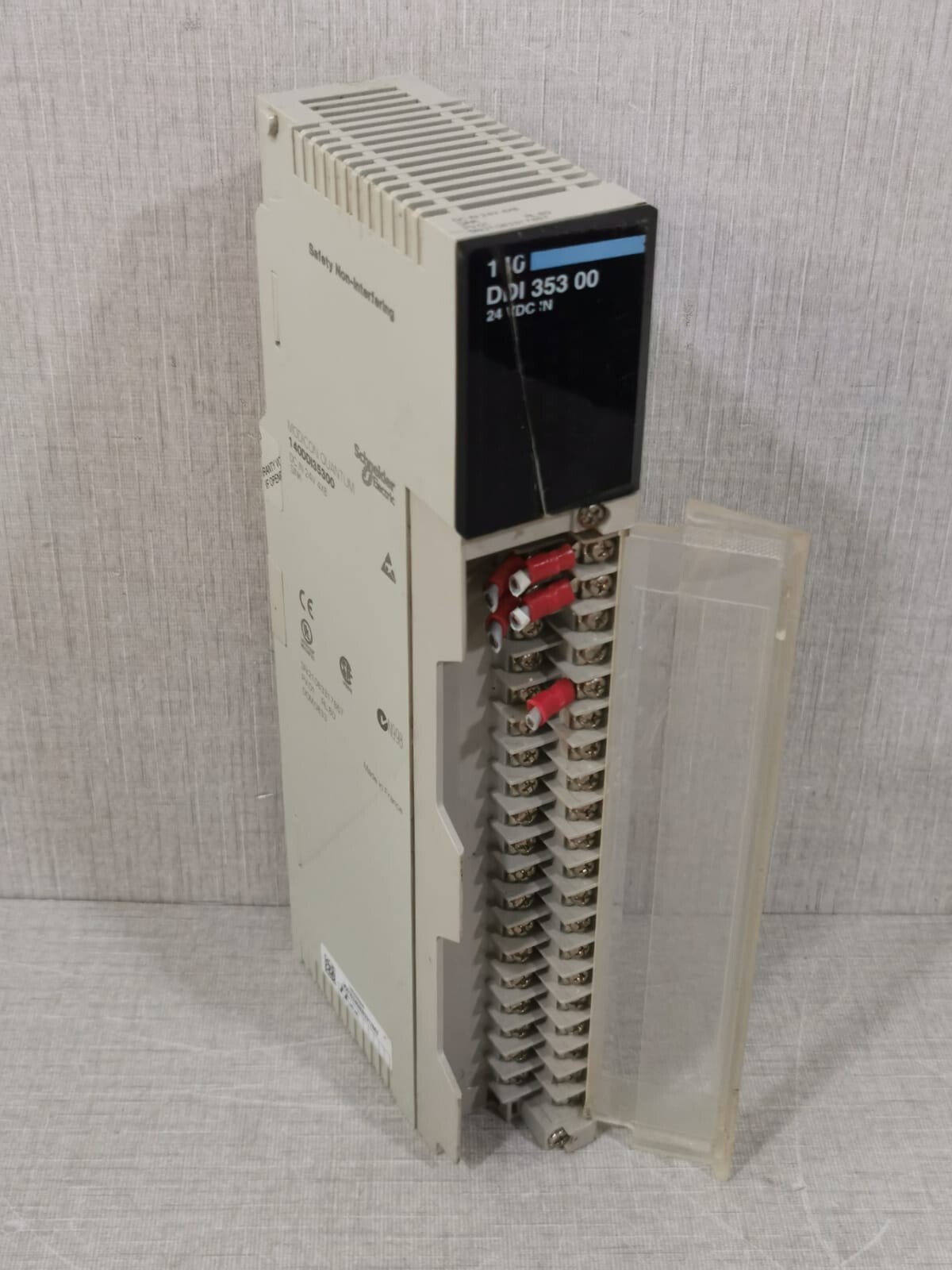 Schneider Electric 140DDI35300 Schneider Electric 140DDI35300 24VDC Modicon Quantum Discrete Input Module 6