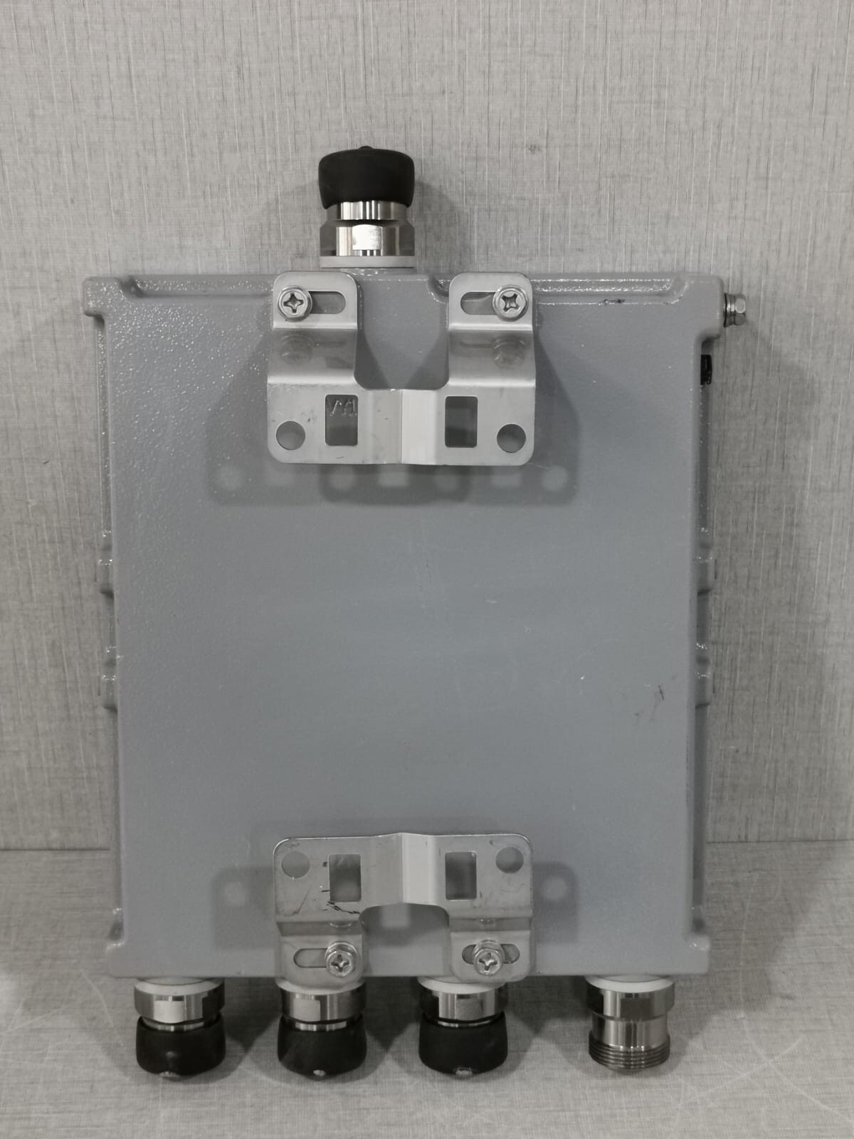 COMBA CM-FDWY4-OD8B COMBA CM-FDWY4-OD8B OUTDOOR QUAD-BAND COMBINER 7