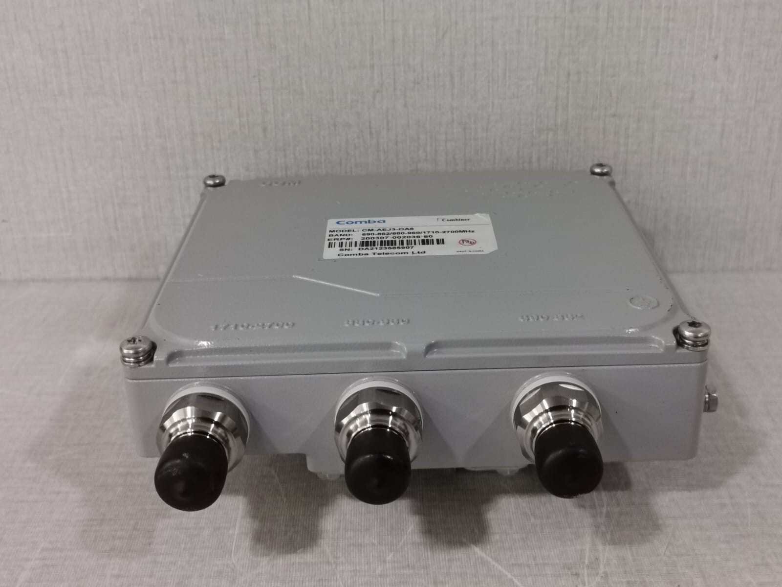 COMBA CM-AEJ3-OA6 COMBA CM-AEJ3-OA6 OUTDOOR TRIPLE-BAND COMBINER 4