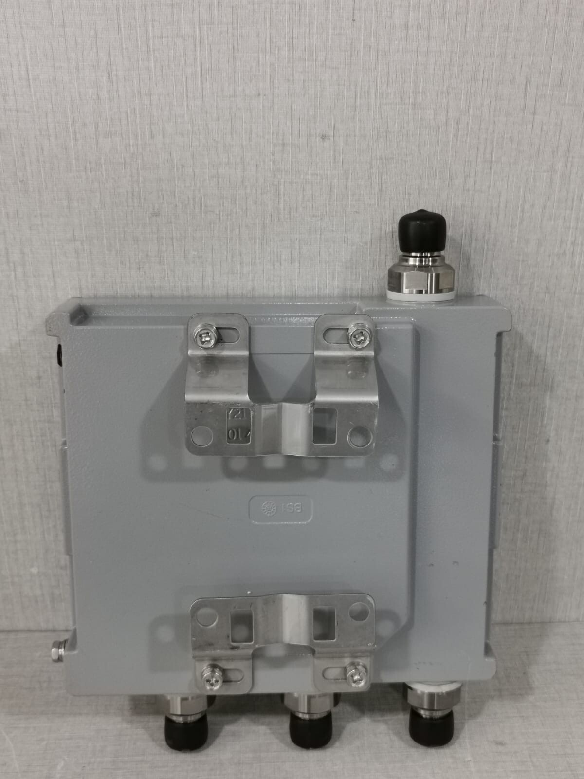 COMBA CM-AEJ3-OA6 COMBA CM-AEJ3-OA6 OUTDOOR TRIPLE-BAND COMBINER 8