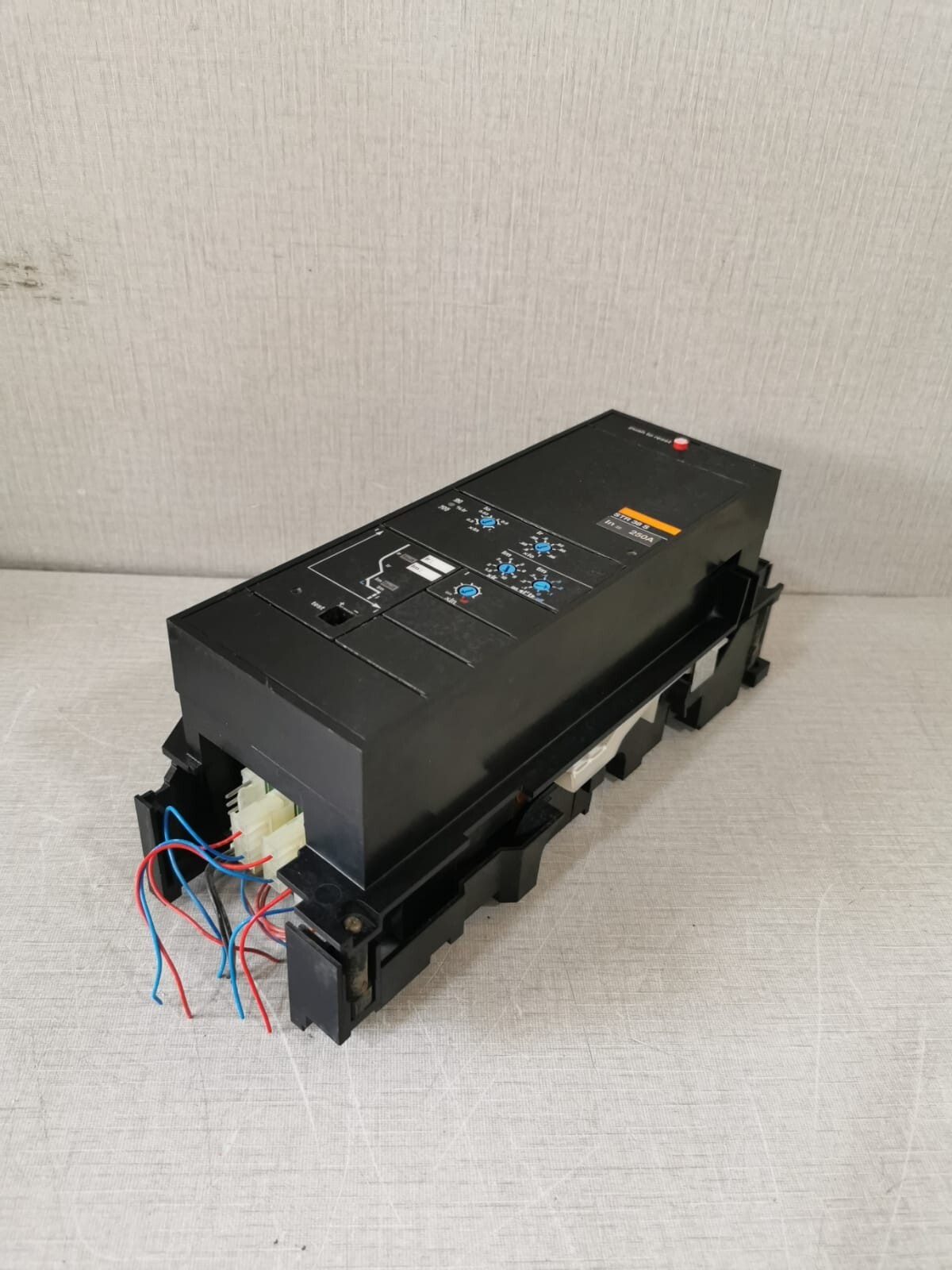 Schneider Electric STR-38 MERLIN GERIN STR38S ELECTRIC TRIP CONTROL CIRCUIT BREAKER STR 38 S IN=250A 6