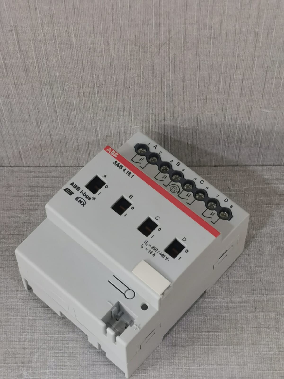 ABB 2CDG 110 063 R0011 ABB SA/S 4.16.1 SWITCH ACTUATOR 2CDG 110 063 R0011 - Only Box 9