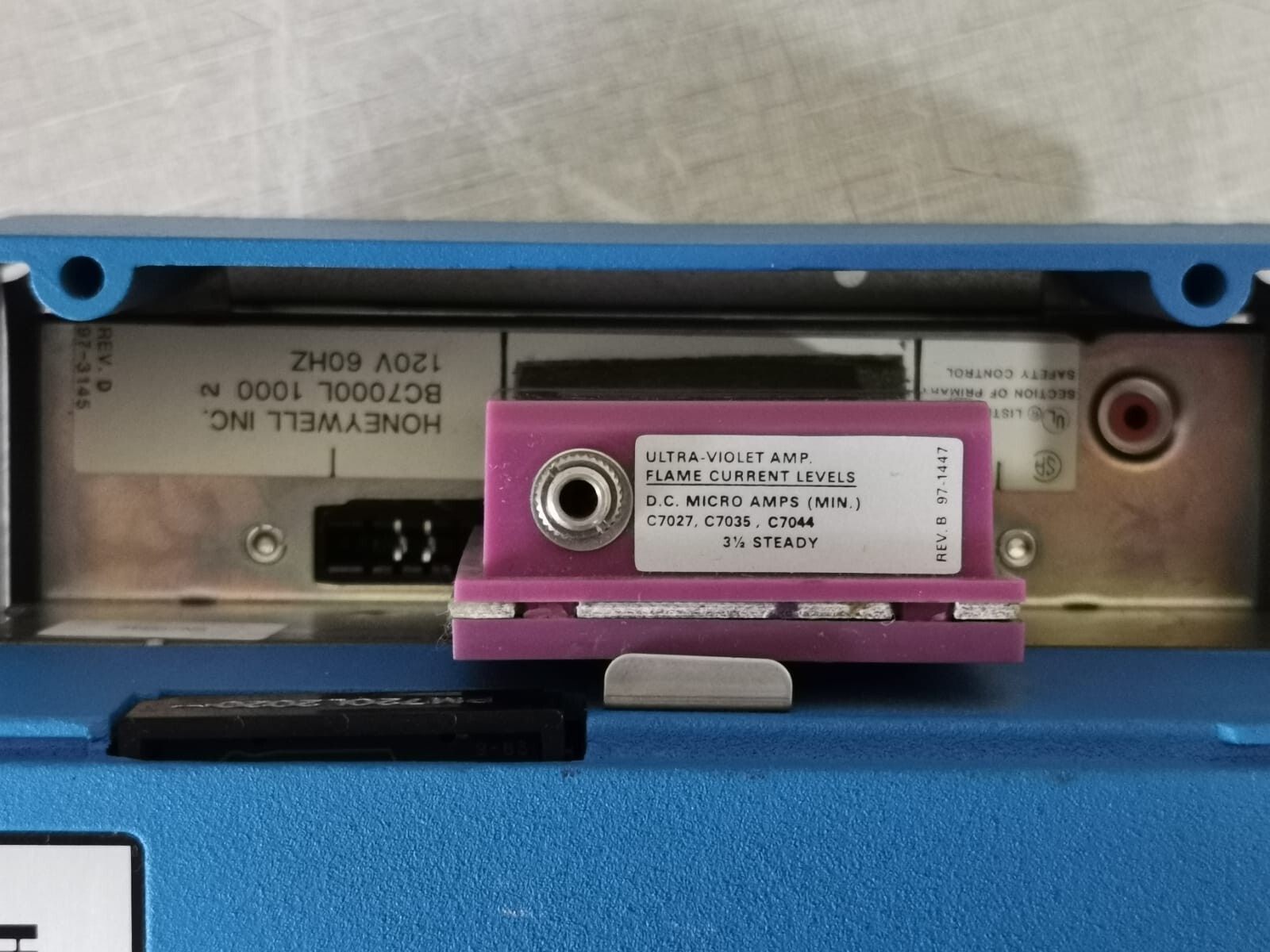 Honeywell BC7000L-1000 Honeywell BC7000L-1000 MicroComputer Burner Control System 120V 60Hz 9