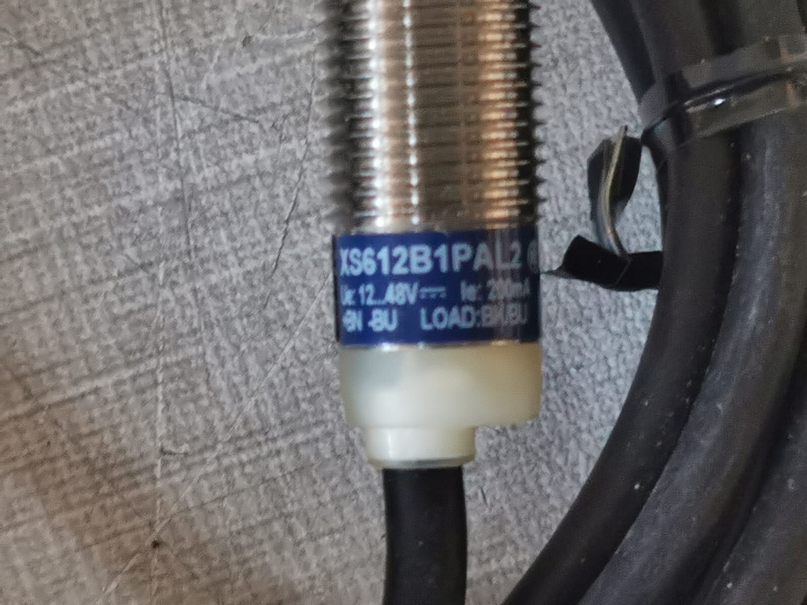 Schneider Electric XS630B1PAL2 TELEMECANIQUE XS630B1PAL2+ XS612B1PAM12 +XS612B1PAL2 Inductive Proximity Sensors 4