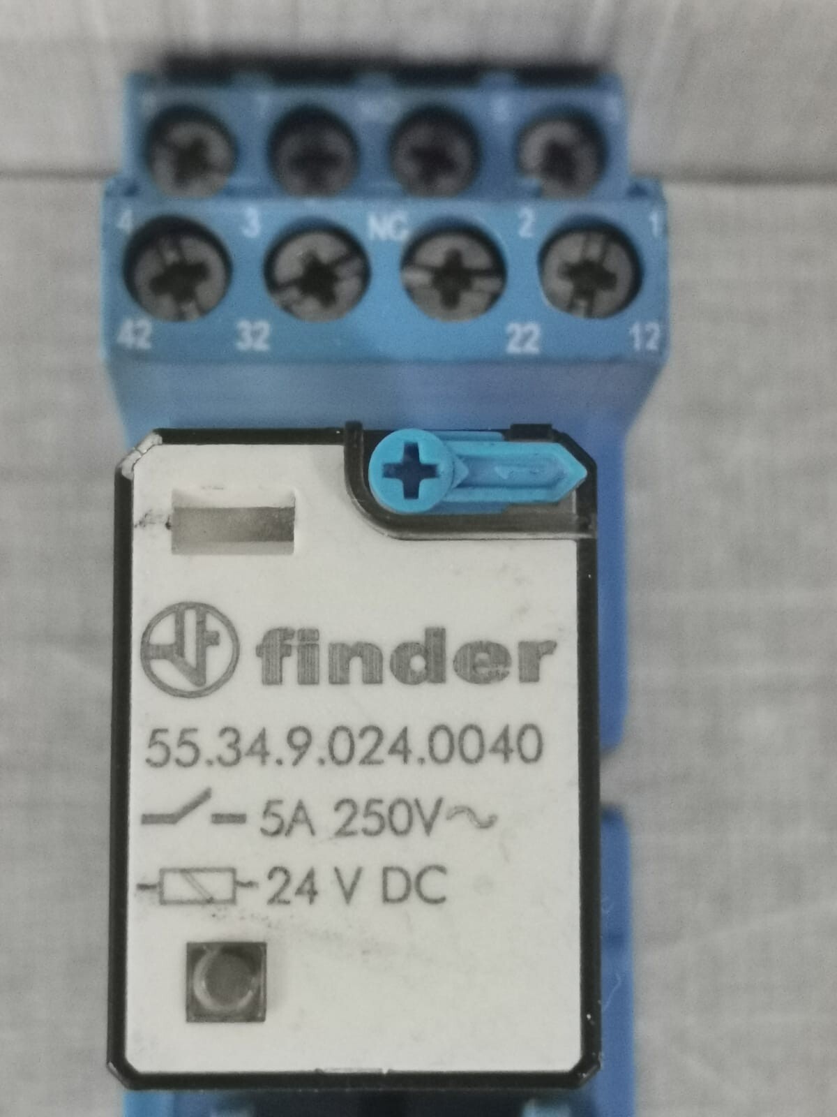 Finder 55.34.9.024.0040 FINDER 55.34.9.024.0040 24 V DC RELAY 2