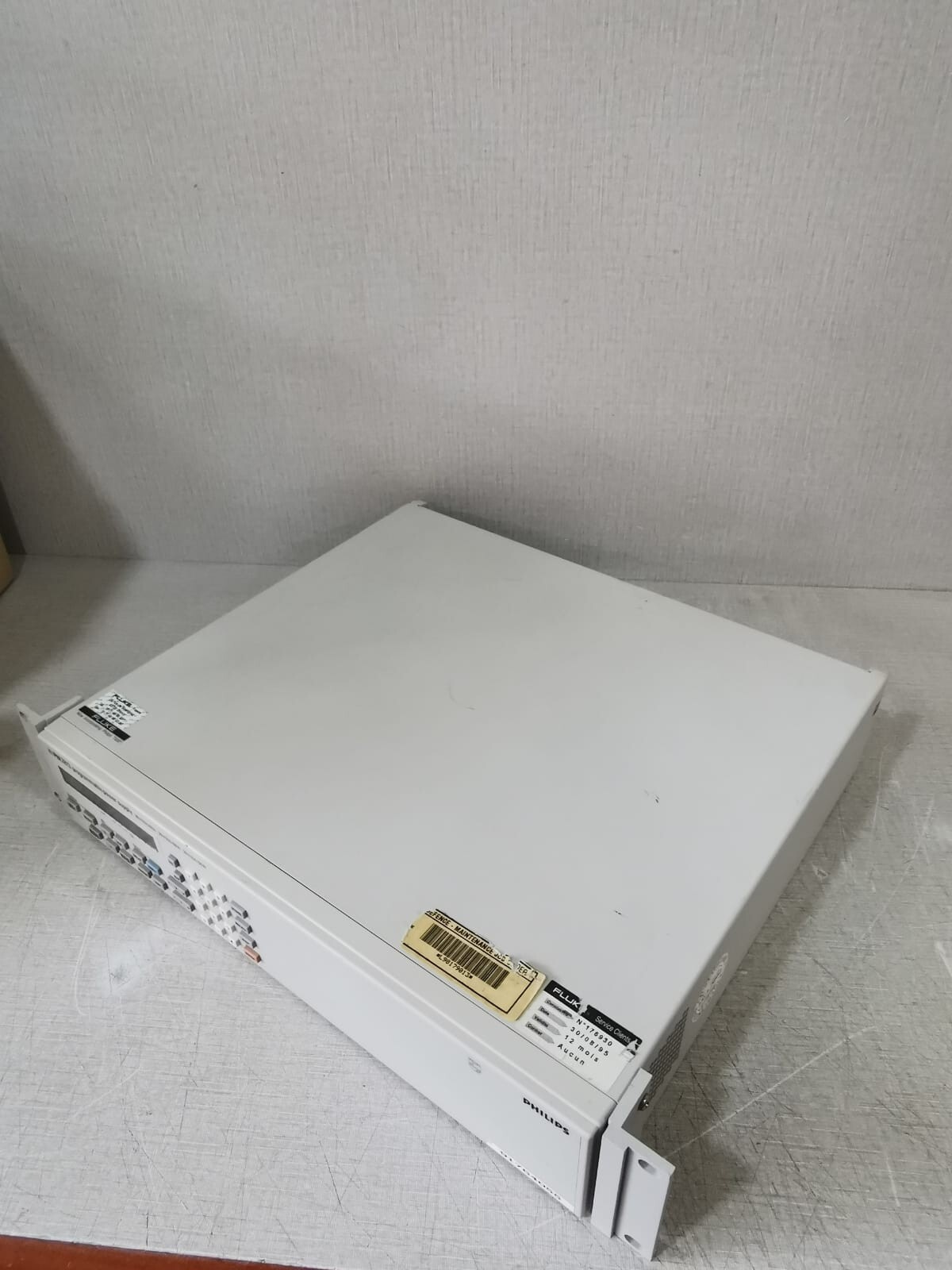 Fluke/Phillips PM2813 Fluke/Phillips PM2813 Programmable Power Supply 30V/10A/60W 7