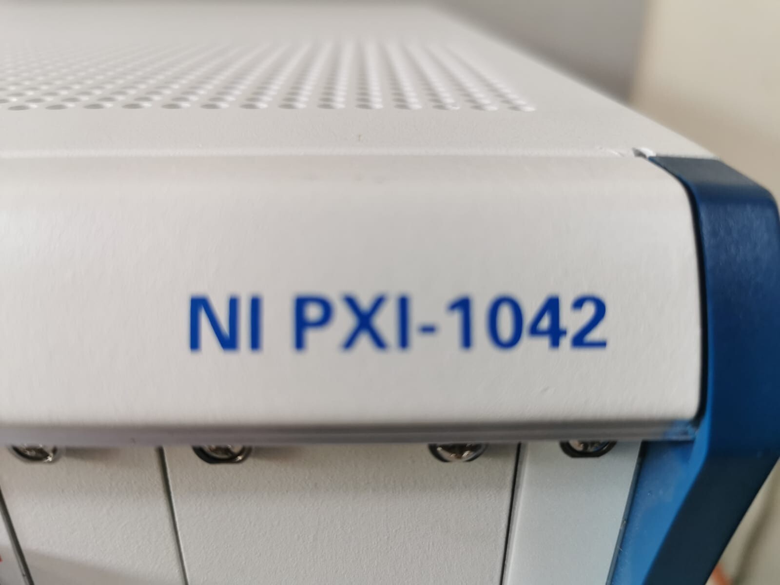 National Instruments NI PXI- 1042 NATIONAL INSTRUMENTS NI PXI- 1042 P/N:188079B-01 REV.02 CHASIS 7