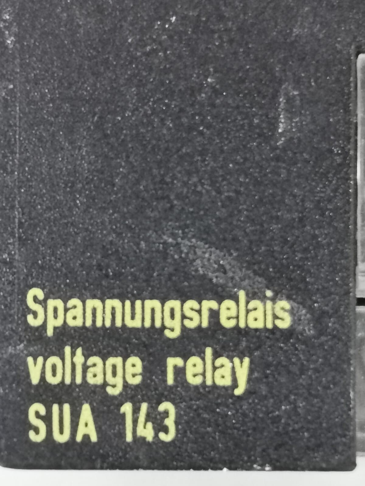 BENDER B932802 BENDER SUA143 B932802 VOLTAGE RELAY 3