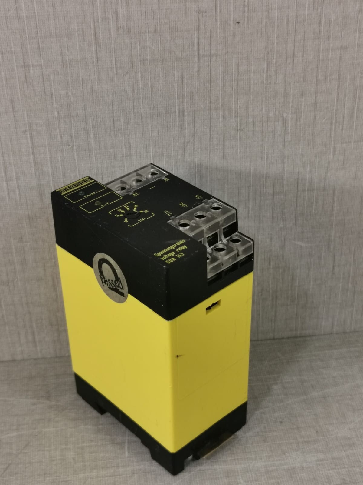 BENDER B932802 BENDER SUA143 B932802 VOLTAGE RELAY 7