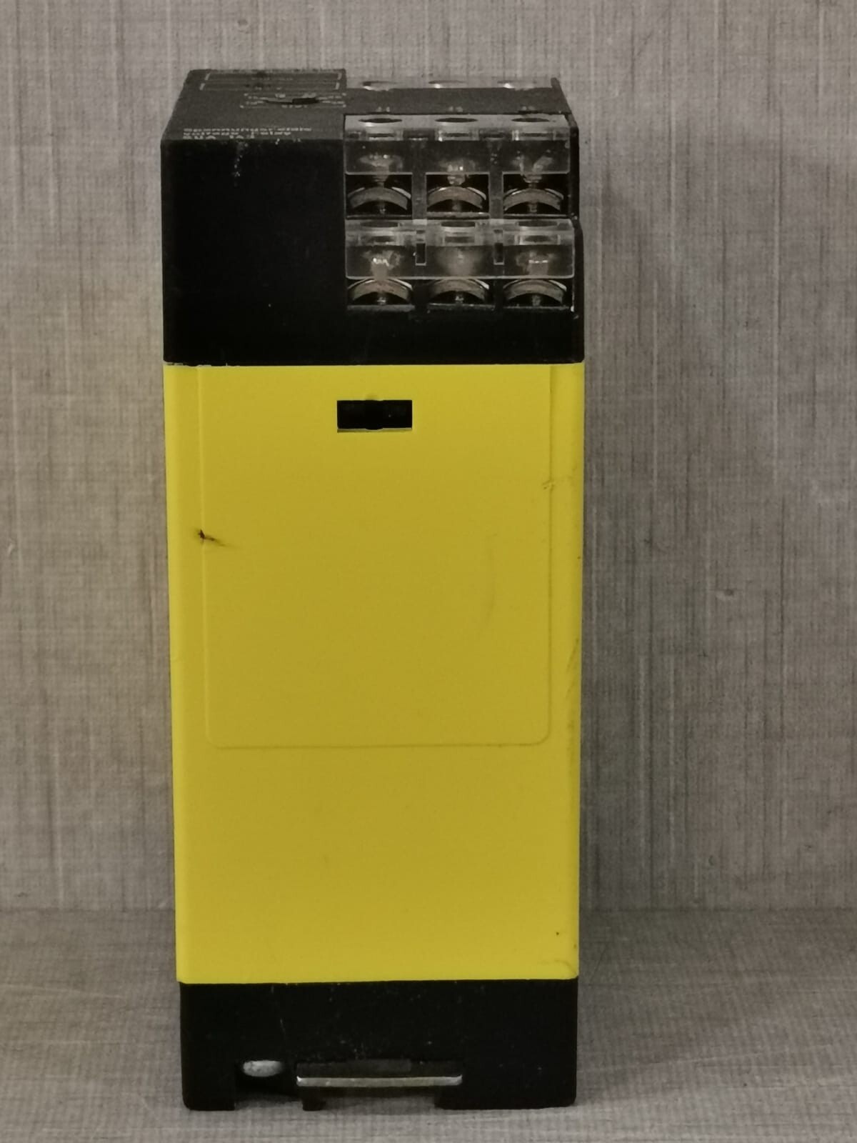 BENDER B932802 BENDER SUA143 B932802 VOLTAGE RELAY 9