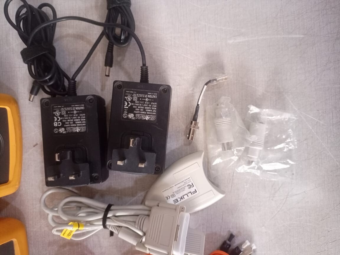 Fluke DSP-4300 Cable Analyzer and Fluke DSP-4300SR Smart Remote Fluke DSP-4300 Cable Analyzer and DSP-4300SR Smart Remote with 4 Adapter 6