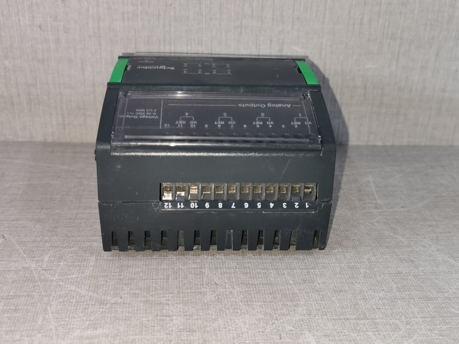 Schneider Electric UI-8/AO-V-4 Schneider Electric SXWUI8V4X10001 SmartX Controller UI-8/AO-V-4 WITH BASE 9