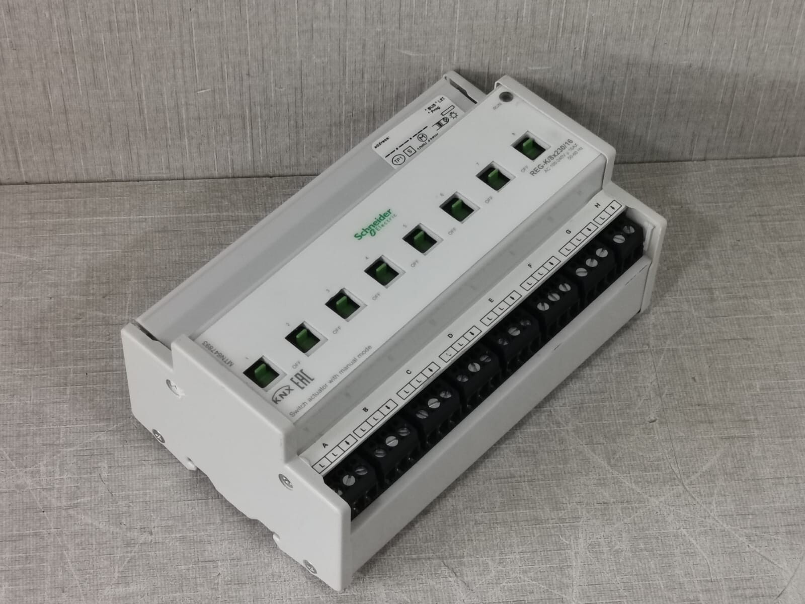 Schneider Electric MTN647893 Schneider Electric MTN647893 Switch Actuator REG-K/8x230/16 10