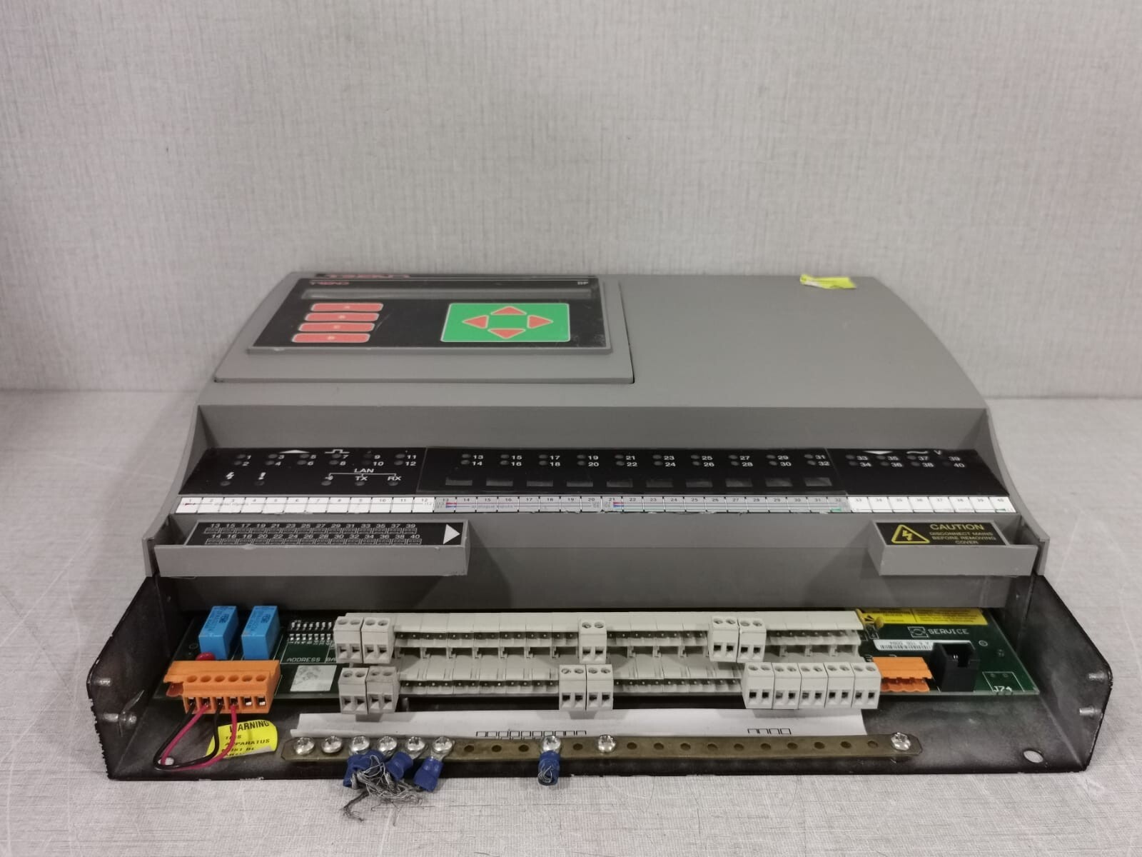 Trend IQ242/UNB/DP/230VAC TREND IQ241 / IQ242/UNB/DP/230VAC CONTROLLER 4
