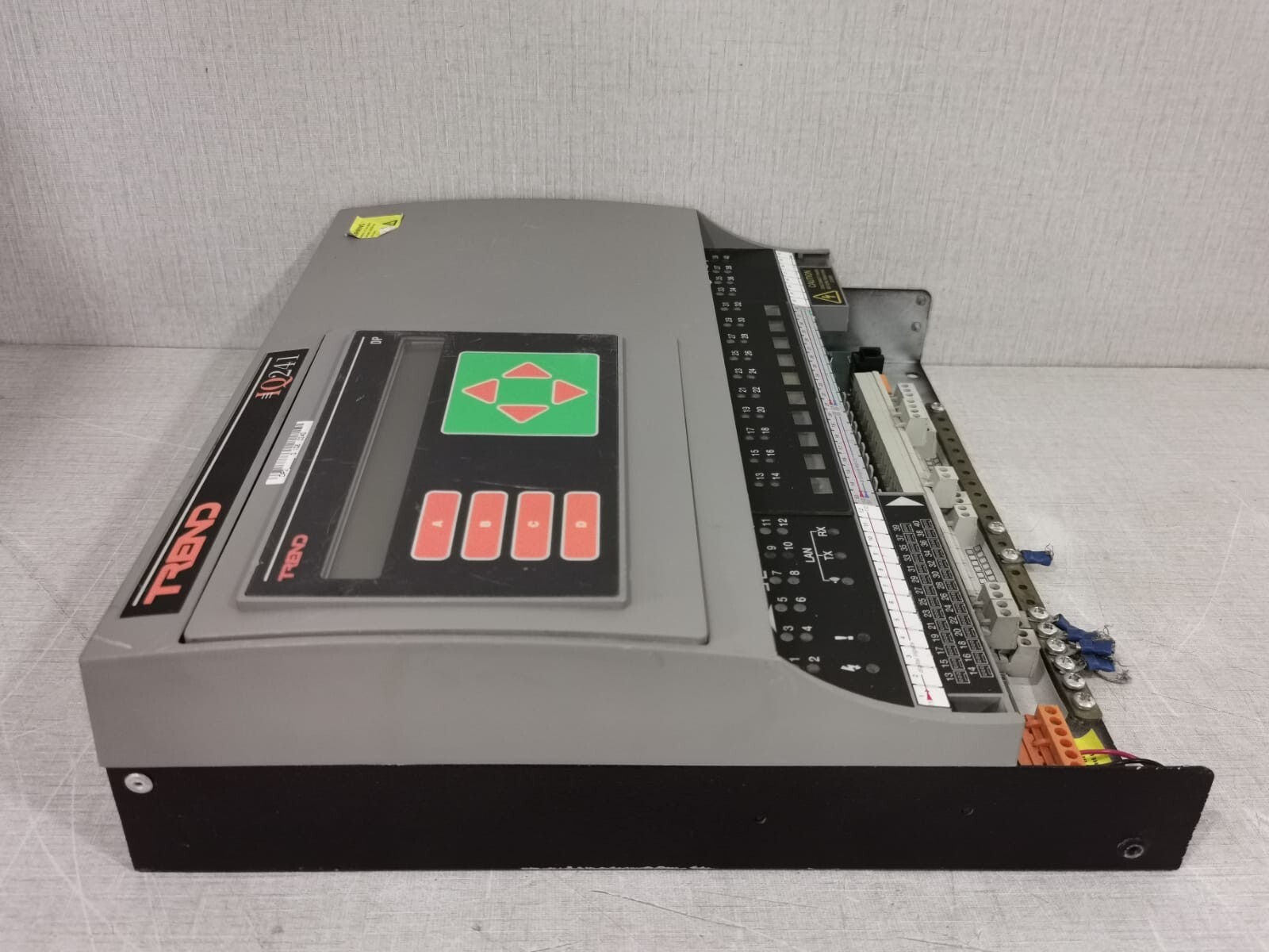 Trend IQ242/UNB/DP/230VAC TREND IQ241 / IQ242/UNB/DP/230VAC CONTROLLER 8