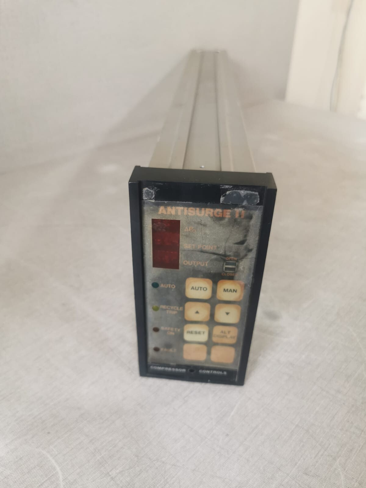 COMPRESSOR CONTROLS ANTISURGE II - with Crack on the Screen