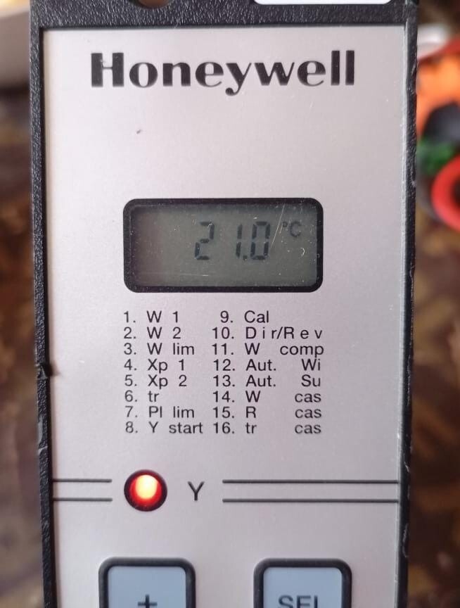 Honeywell R7420B1036 HONEYWELL MICRONIK 100 R7420B1036 TEMPERATURE CONTROLLER 2