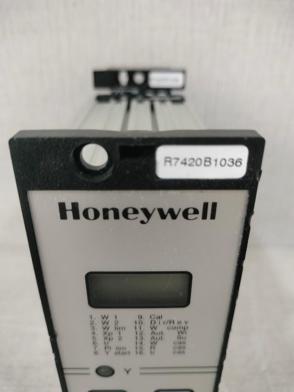 Honeywell R7420B1036 HONEYWELL MICRONIK 100 R7420B1036 TEMPERATURE CONTROLLER 7