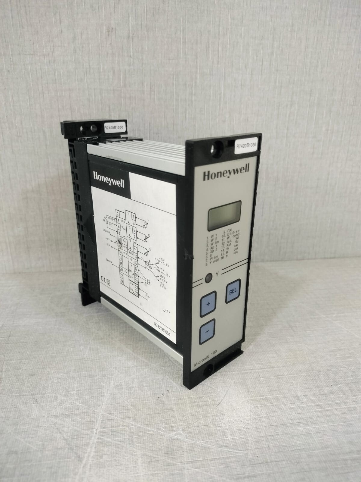 Honeywell R7420B1036 HONEYWELL MICRONIK 100 R7420B1036 TEMPERATURE CONTROLLER 9
