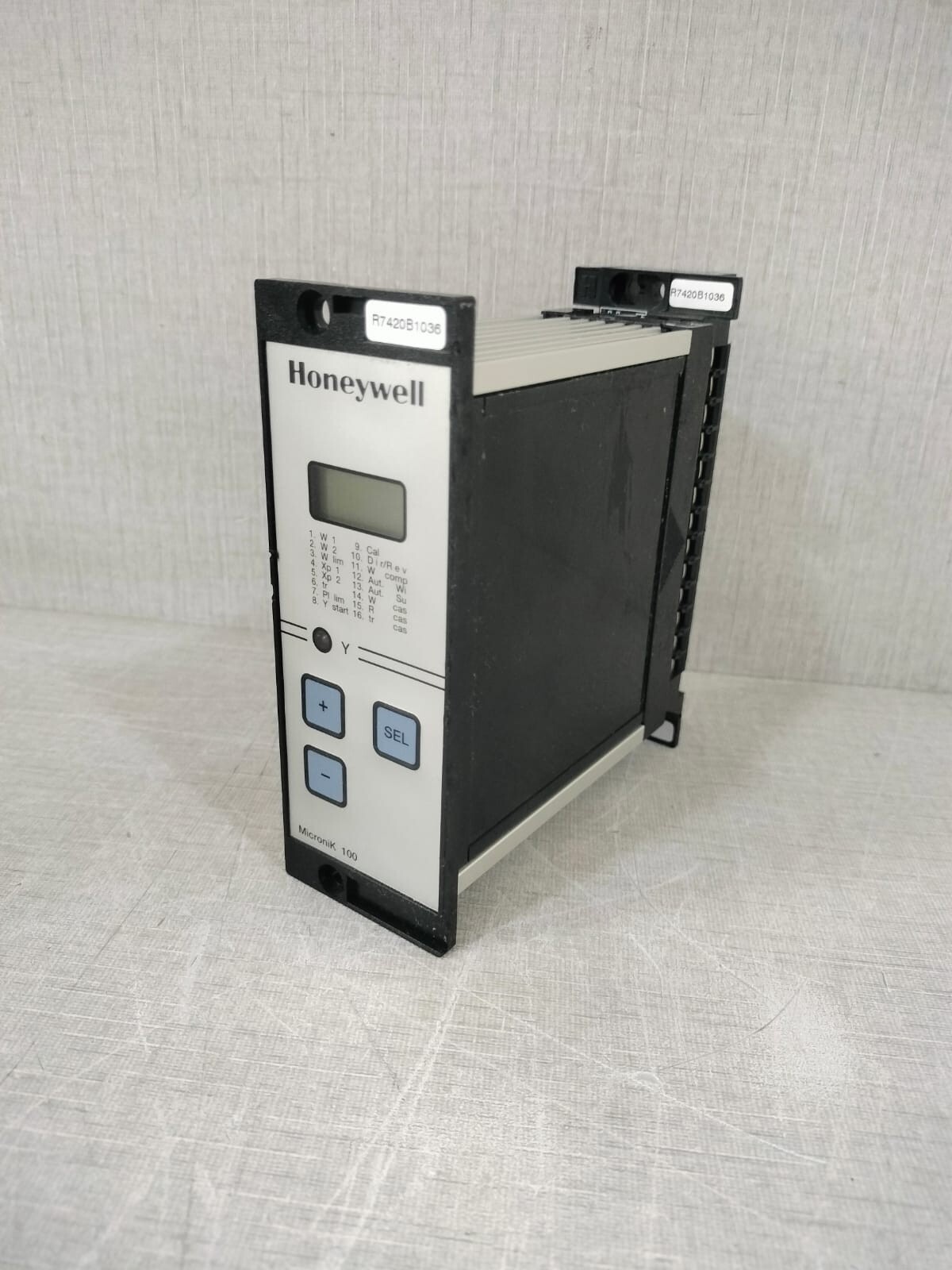 Honeywell R7420B1036 HONEYWELL MICRONIK 100 R7420B1036 TEMPERATURE CONTROLLER 10