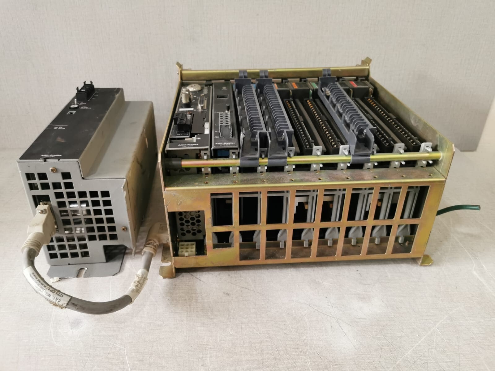 Allen-Bradley 96815108 A01 Allen Bradley 1771-A2B B 8-Slot I/O Chassis WITH 1771-P7 D Power Supply 4