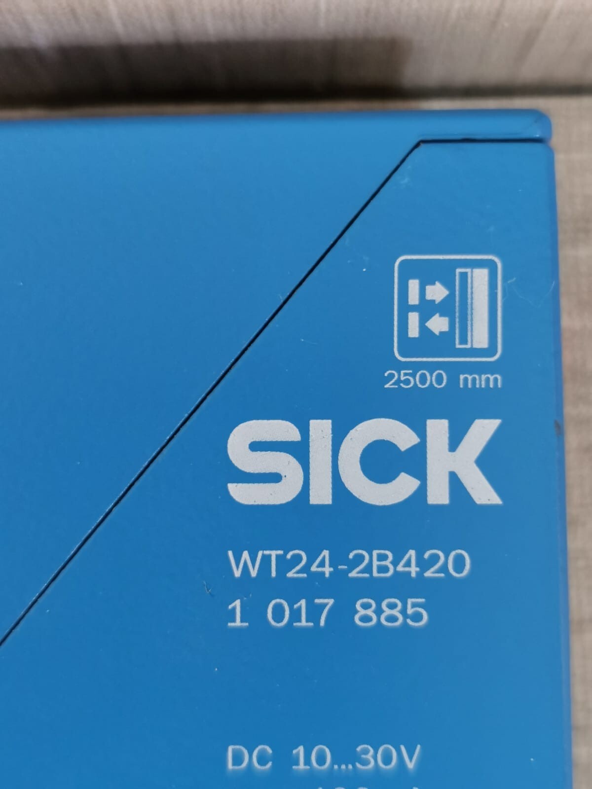 SICK WT24-2B420 SICK WT24-2B420 PHOTOELECTRIC SWITCH SENSOR 2