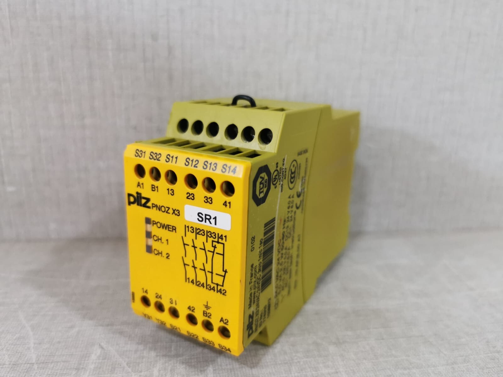 Pilz PNOZ X3 PILZ PNOZ X3 24VAC 24VDC 3n/0 1n/c 1so SAFETY RELAY 2