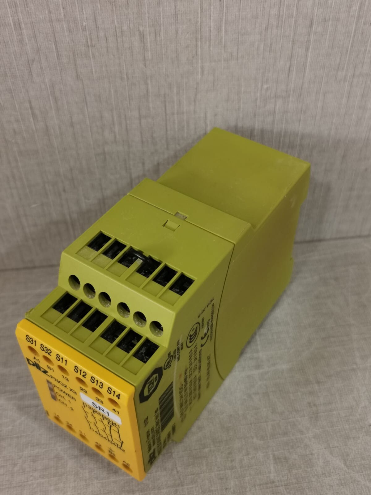 Pilz PNOZ X3 PILZ PNOZ X3 24VAC 24VDC 3n/0 1n/c 1so SAFETY RELAY 8
